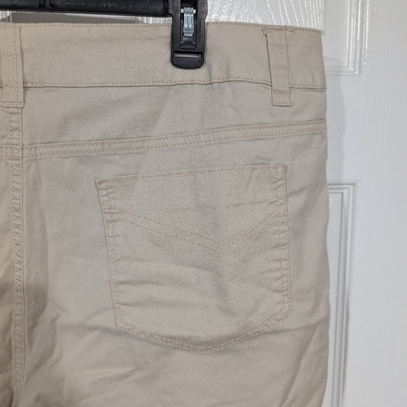Lane Bryant Light Khaki Tan Shorts in Size 18 - Picture 8 of 11